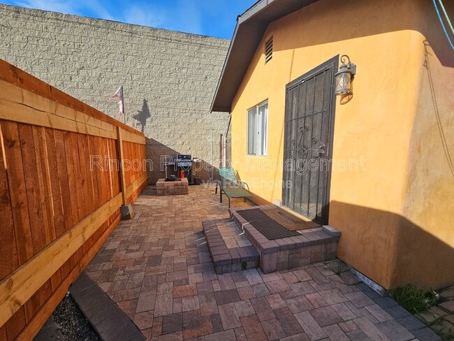 Building Photo - 2810 Sherwin Ave