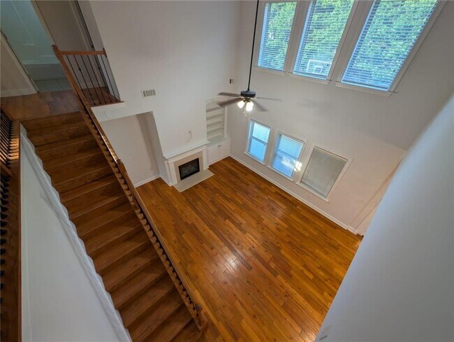 Building Photo - 2545 Manor View