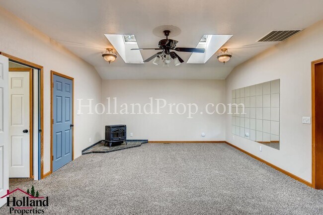 Building Photo - Espectacular Single Level 4 Bed Home in Hi...