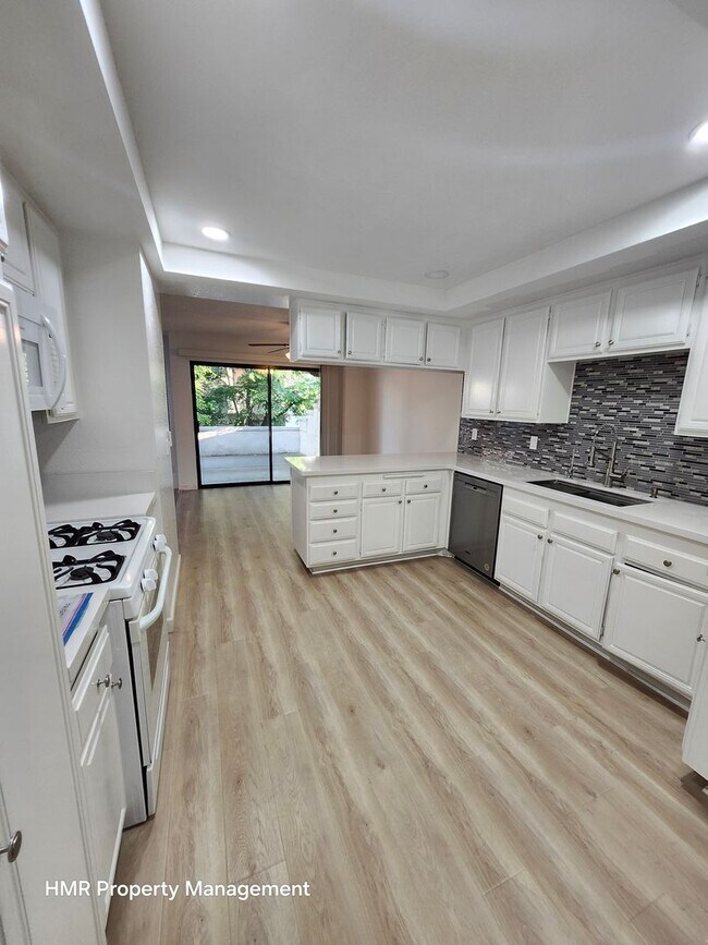 Building Photo - Beautiful 3-Bed, 3-Bath Condo in Prime Cla...