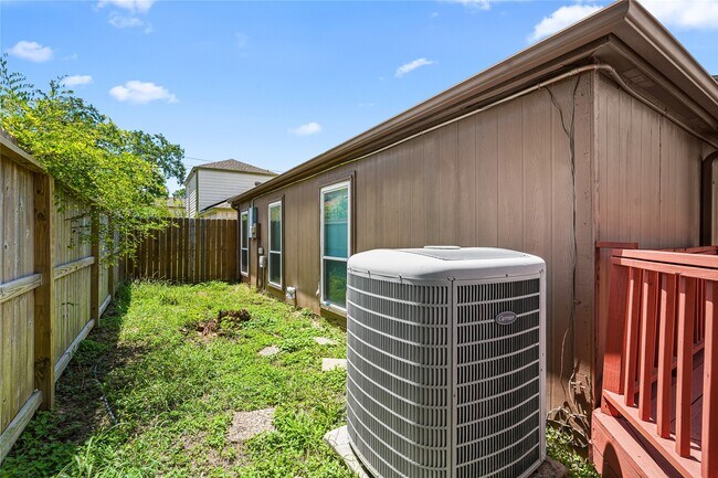 Building Photo - 1516 Beaconshire