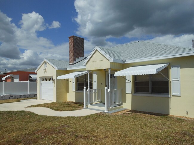 Building Photo - CHARMING 2 BEDROOM, 1 BATH HOME 3 BLOCKS F...