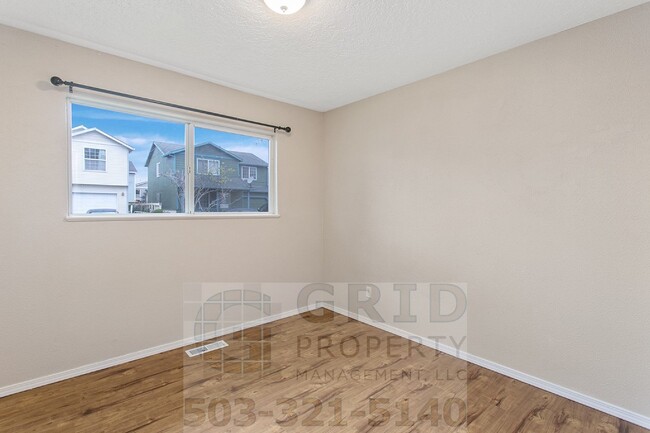 Building Photo - 3+ Bedroom House w/ Large Backyard - South...
