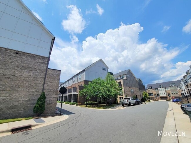 Building Photo - 15041 New Amsterdam Ln