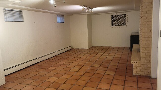 Building Photo - 3 Bed, 3 Bath with Downstairs Kitchenette ...