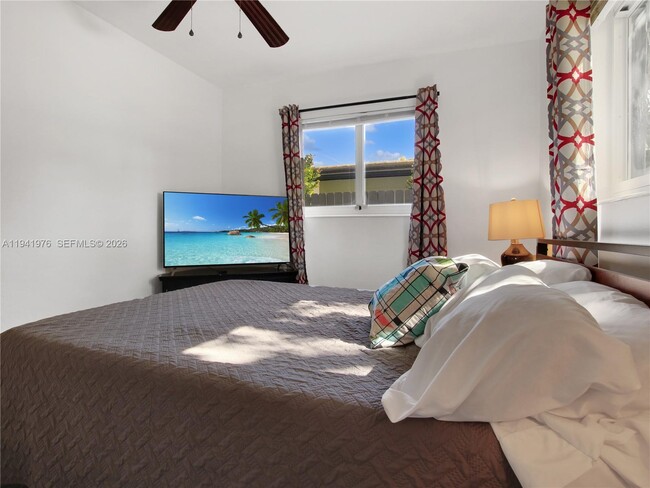 Building Photo - 1561 NE 47th St