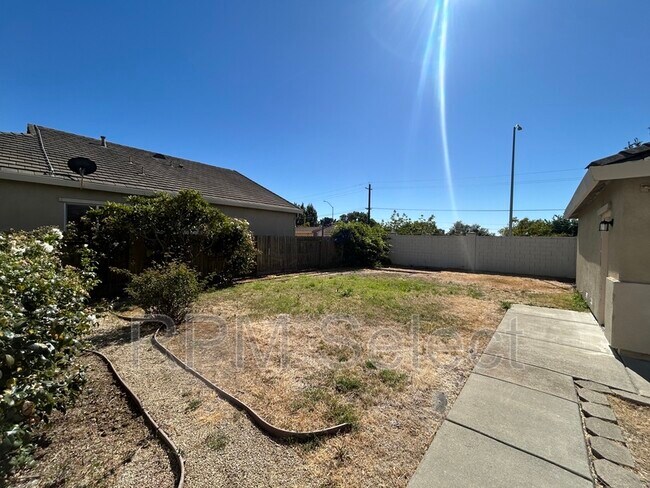 Building Photo - 1740 Newark Ln