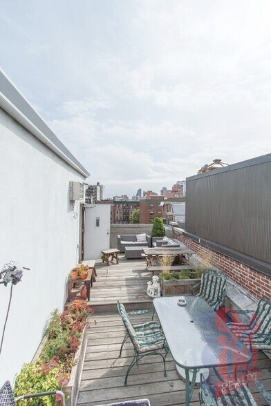 Building Photo - 221 Mott St