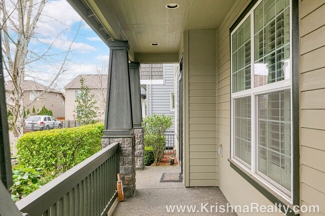 Building Photo - Beautiful 3 Bedroom | 3.5 Bathroom | Single Family Home | Large Bonus Room | Located In Quiet Ore...