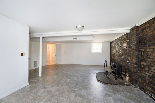 Building Photo - 3 Bedroom Home With Spacious Fenced Yard i...