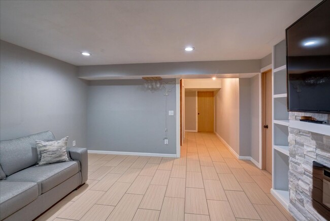 Building Photo - 903 Blue Crane Run