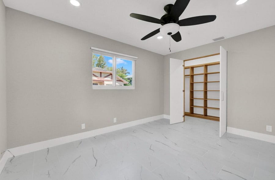 Building Photo - 23392 Country Club Dr E