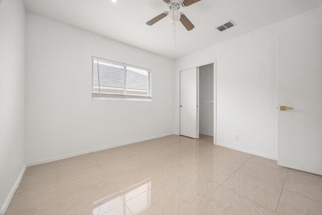 Building Photo - Beautiful 3 bedroom 2 bath home on Big Corner Lot!