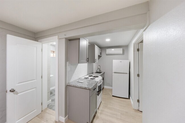 Building Photo - 213 Caplin St