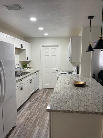 Building Photo - 2265 Dolphin Rd