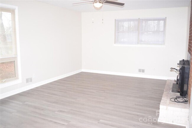 Building Photo - Charming 3 Bed 2 Bath Brick Home with Reno...