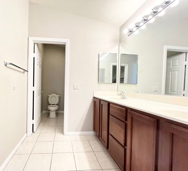 Building Photo - Beautiful single family Home in the SW Gated Community