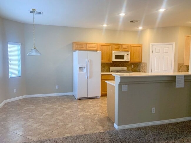 Building Photo - Beautiful 3 Bedroom Home in Mountains Edge with Pool/Spa