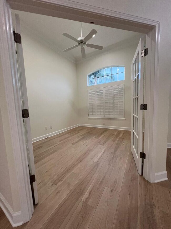 Building Photo - Fully renovated 3 bedroom/ 2.5 bathroom ho...