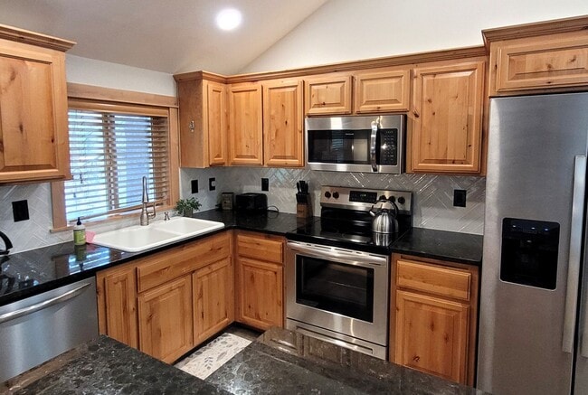Building Photo - Hank's Hideaway in Sunriver, Furnished, al...