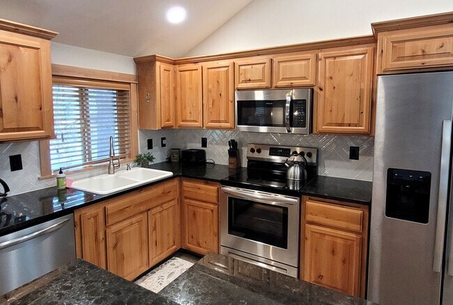 Building Photo - Hank's Hideaway in Sunriver, Furnished, all Utilities Included. Gym access, Hot Tub. 30-day Minim...