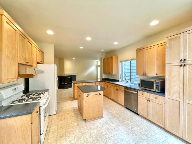 Building Photo - Spacious Home in Prime Sammamish Location