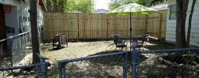 PRIVATE YARD - 2510 W Woodlawn Ave