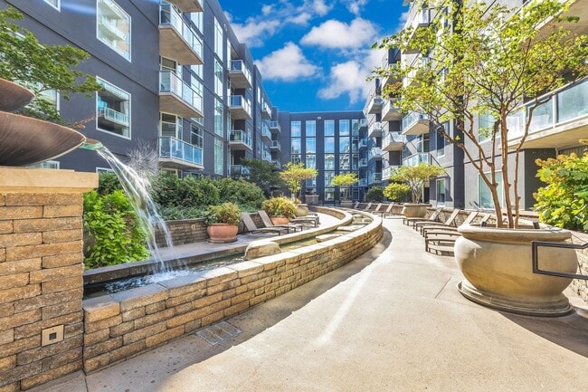 Building Photo - Awesome 1BE/1BA Condo in the Gulch w/2-res...