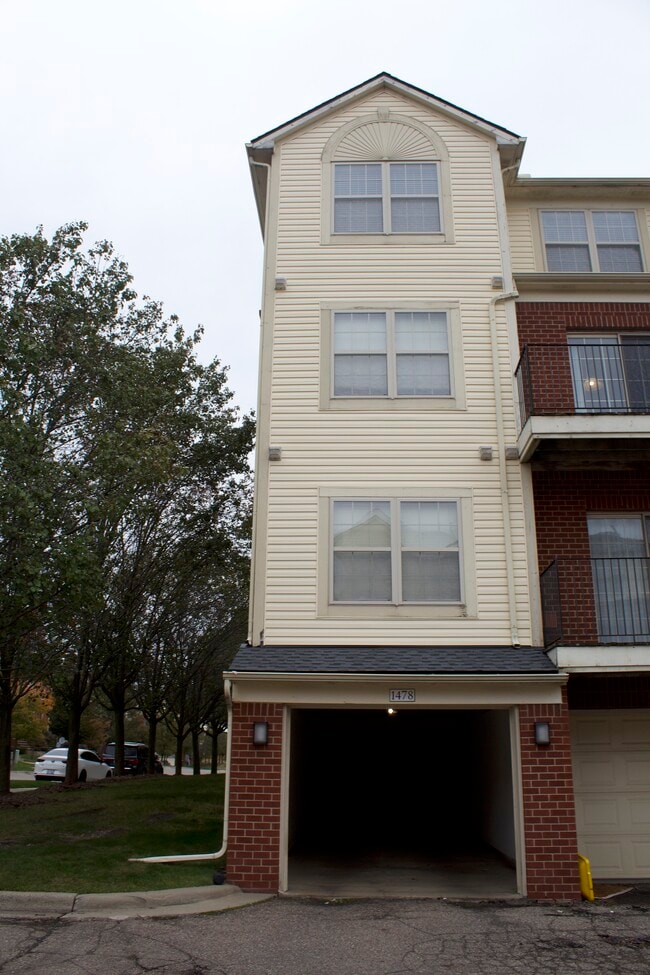 2 Car Garage - 1478 Ashford Ct