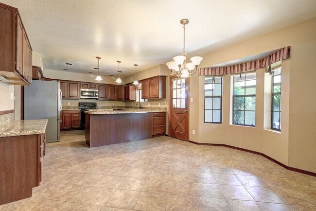 Building Photo - HUGE House In Tempe Close to ASU