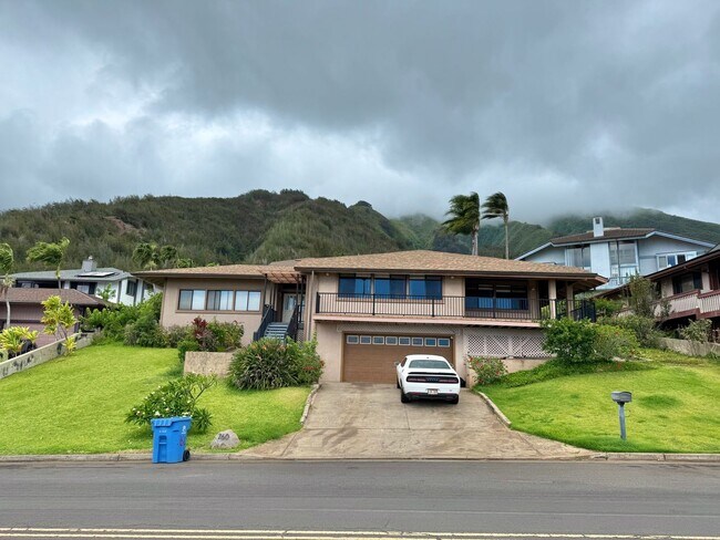 Primary Photo - Pet friendly & Spacious - 3 Bedroom / 2 Ba...
