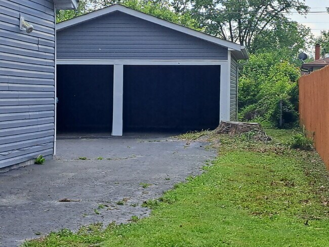 Building Photo - "3-Bedroom Retreat in Cahokia Heights – Co...