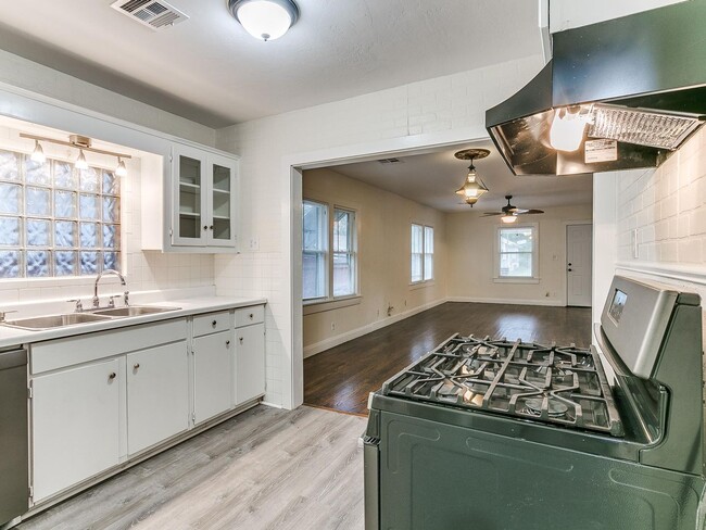 Building Photo - 3 Bedroom 1 Bath home in Shawnee!