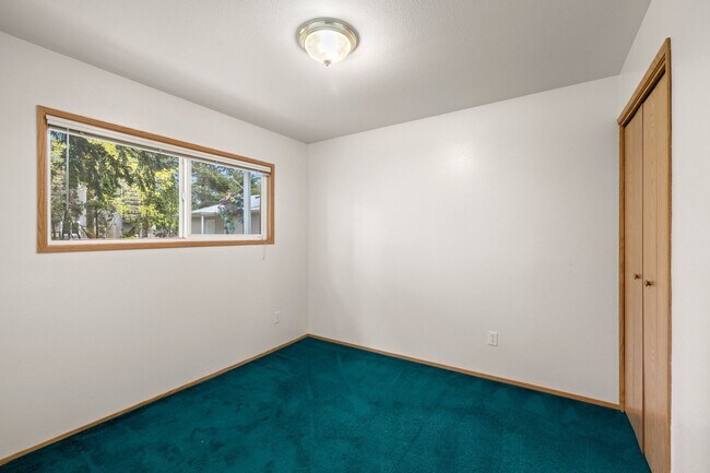 Building Photo - Spacious 2bedroom 1 bath in well maintained 4 Plex!