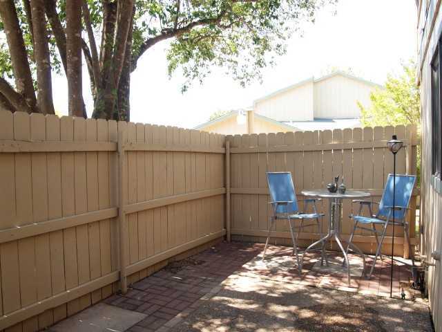 Building Photo - Spacious Townhouse in North Austin!