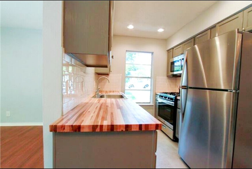 Building Photo - 9805 Dallum Dr