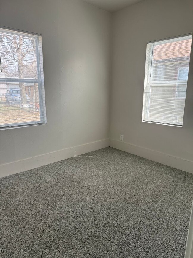 Building Photo - Updated 2 bed 1 bath