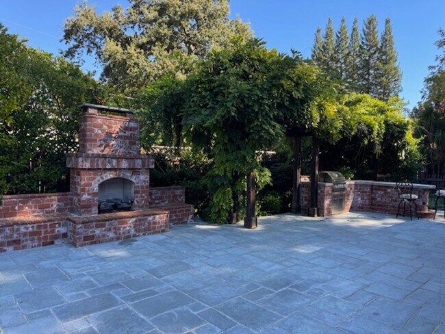 Building Photo - Gorgeous 5 bedroom, 4.5 bath, Westside Dan...