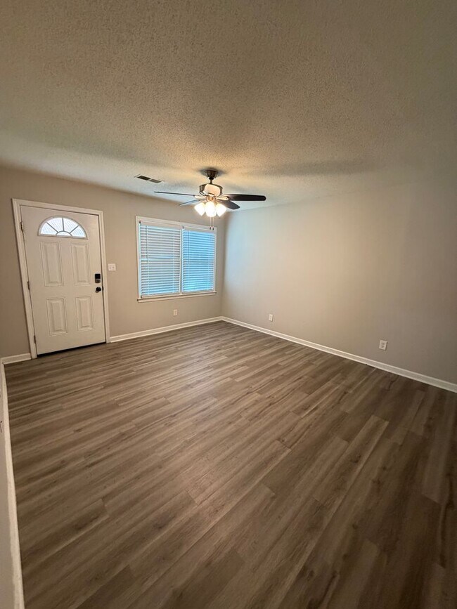 Building Photo - 1100 Chandler Dr