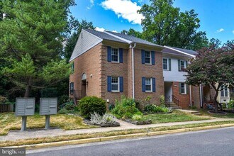 Building Photo - Set within the sought after community of Runnymeade, this beautifully maintained townhome offers ...