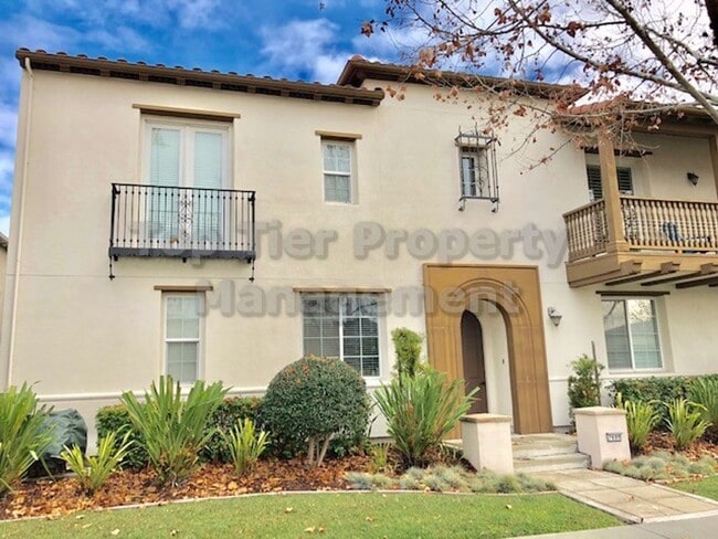 Primary Photo - Beautiful 2 Bd/2.5 Ba/1,730 sqft Townhouse...