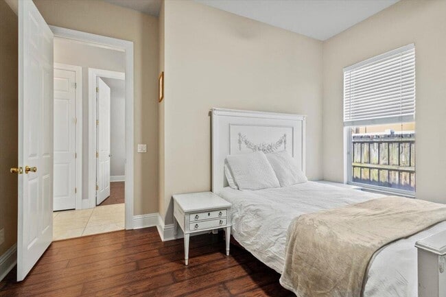 Building Photo - 5829 NW Zenith Dr