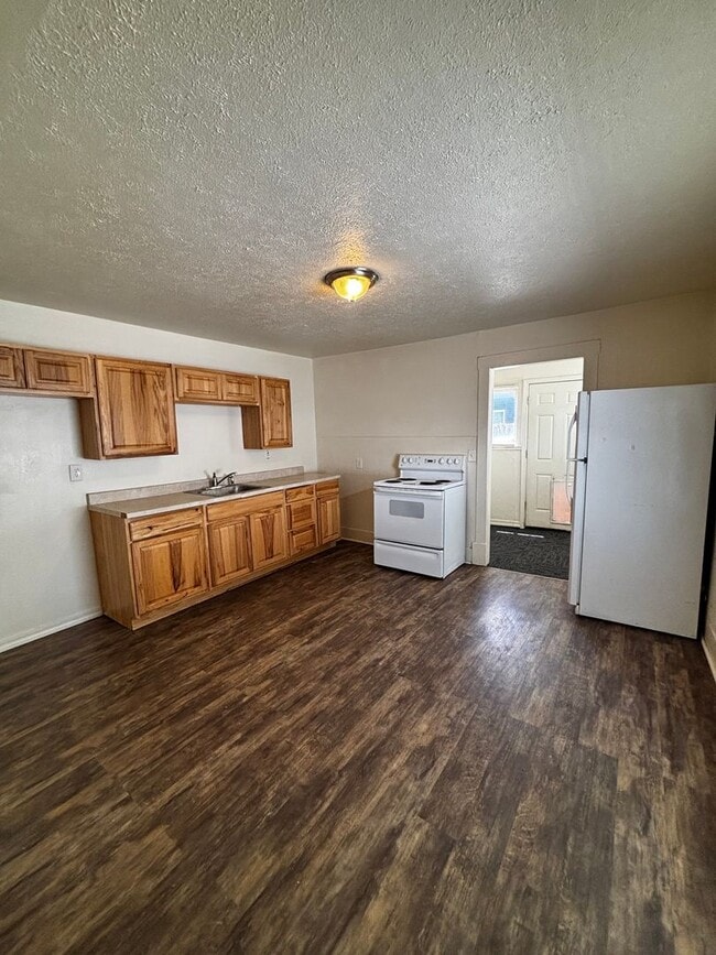 Building Photo - Quaint home with fully fenced yard and updates