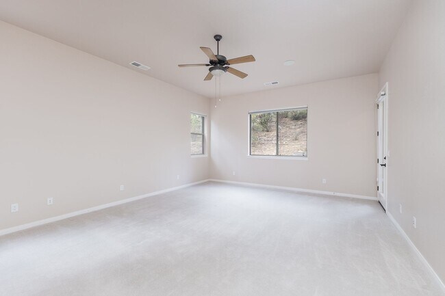 Building Photo - 4 Bedroom, 2 Bathroom Home in Timber Ridge