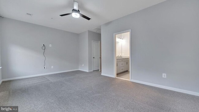 Building Photo - 513 Riversail Ln