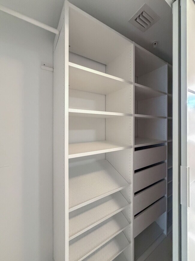 Building Photo - 1800 N Bayshore Dr