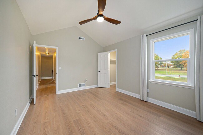 Building Photo - Updated 3BR/2BA in Great Location: Available Now