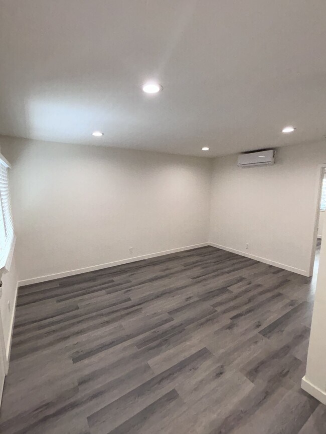 Building Photo - 415 Loma Dr