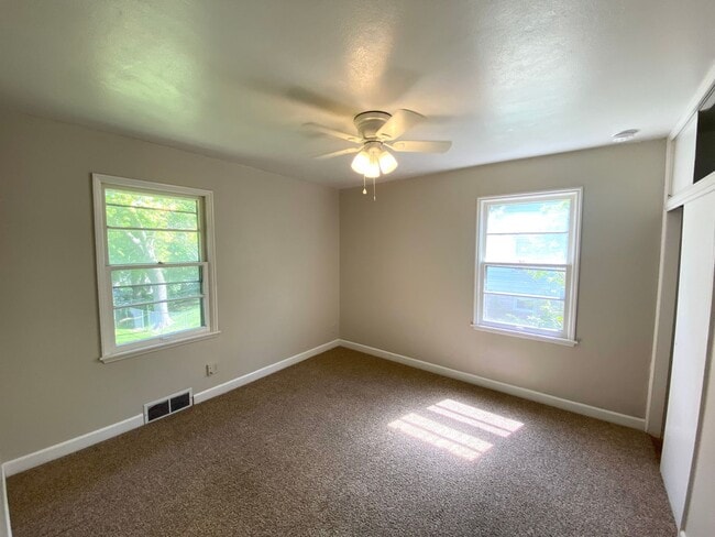 Building Photo - 2 Bedroom/1BA PLUS Garage -  Close to the ...