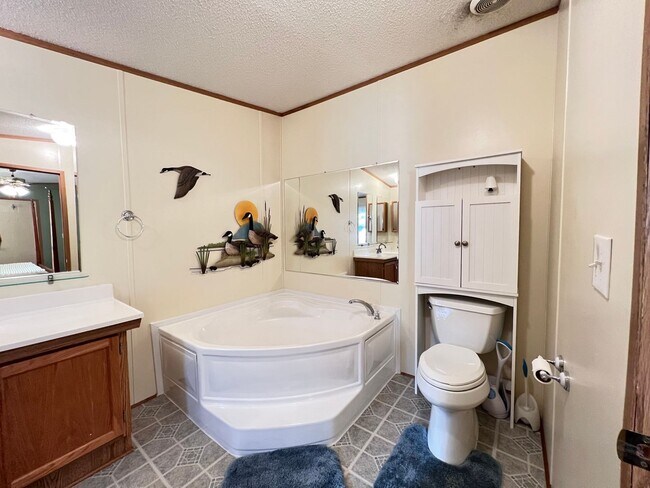 Building Photo - Fully Furnish with a relaxing LAKE access!